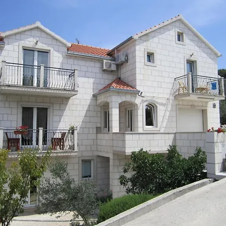Nives סופטאר