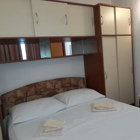 Nives Appartement Supetar